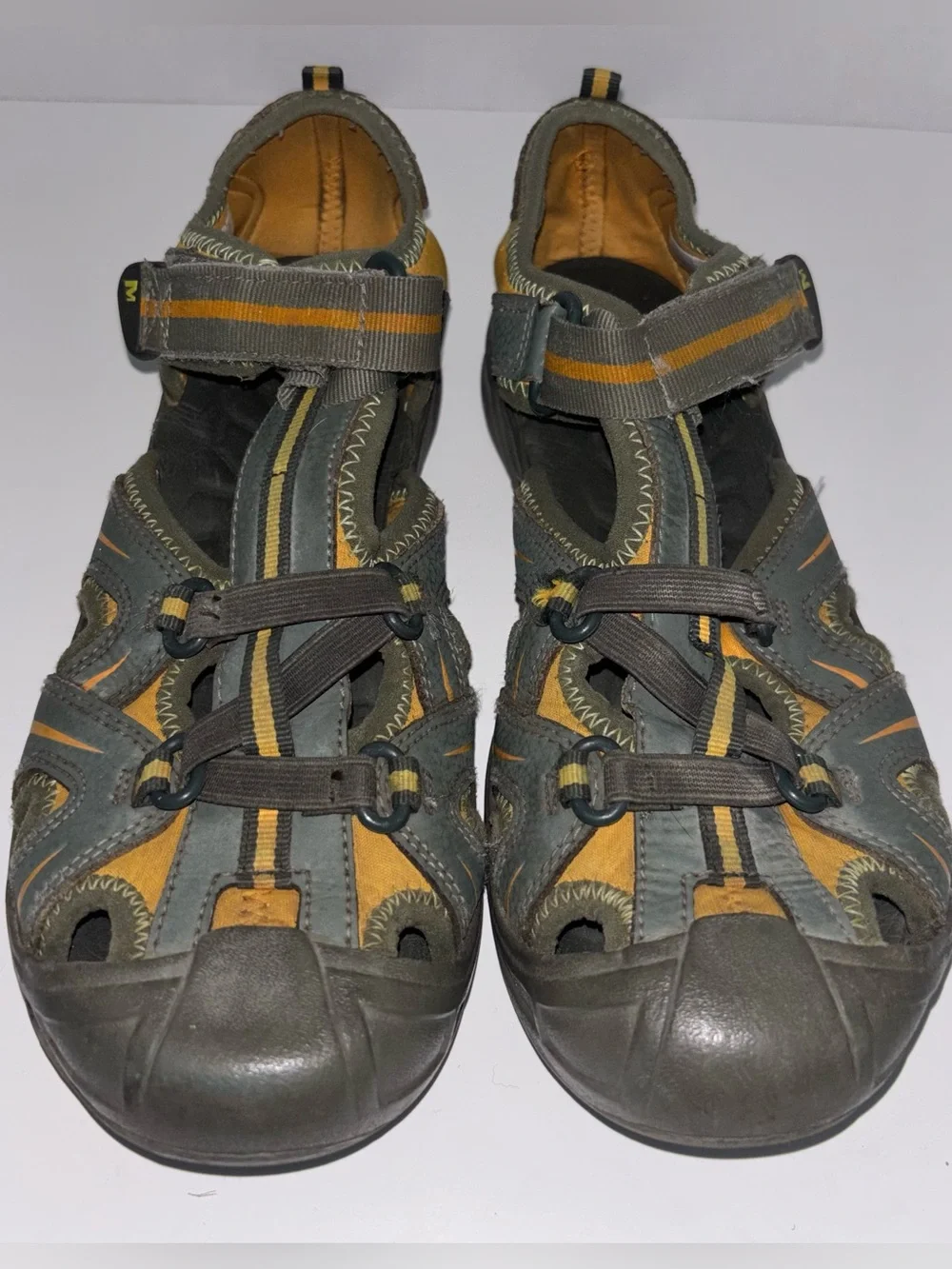 Men's Outdoor Closed-Toe Sandals in Gray and Mustard